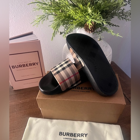 Burberry Kids Vintage Nova Check Slides - Picture 2 of 9